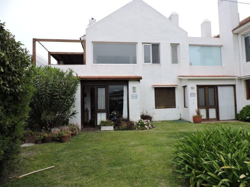 casa en alquiler a metros de la playa Montoya